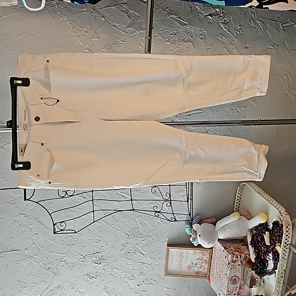 NWT Signature Levi Strauss white denim skinny crop pant. Size 16.